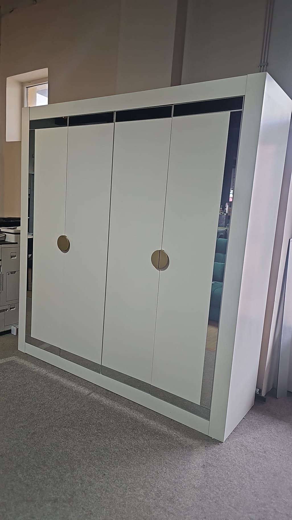 Dulap pal alb cu oglinda si manere auri